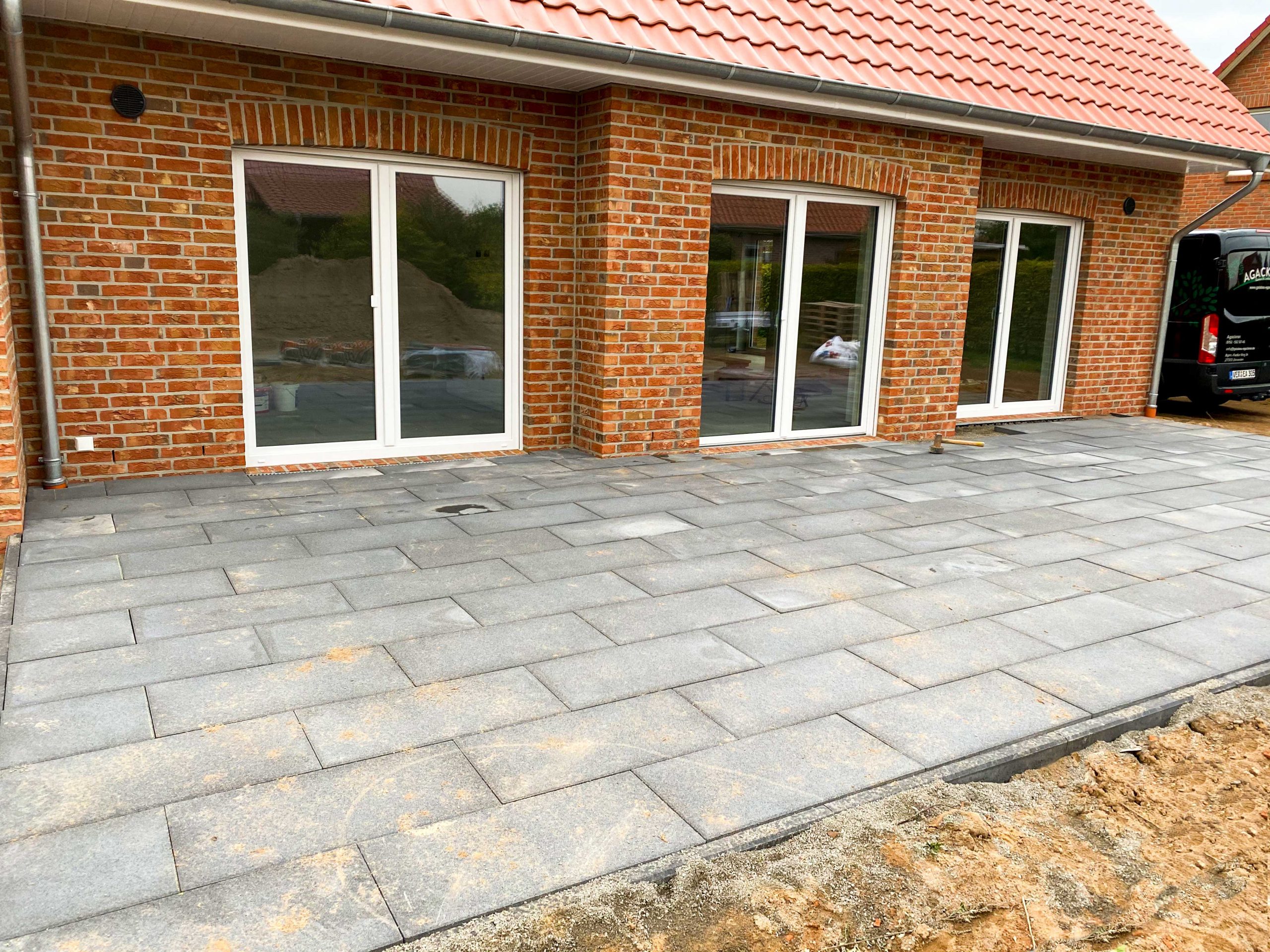 Terrassenbau-fertig-Terrasse-betonplatten-verlegt