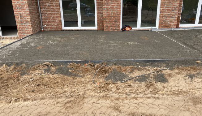Terrassenbau-fertig-Terrasse-betonplatten-vorarbeiten