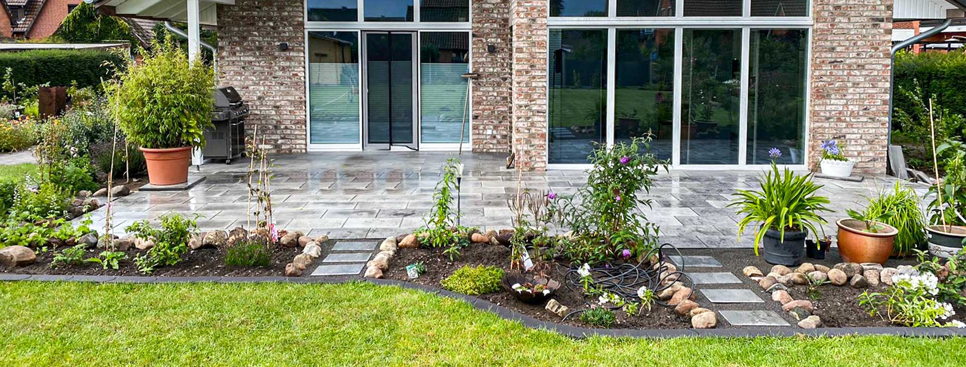 Gartenanlage-Terrassenplatten-Pflasterarbeiten-Zaunarbeiten